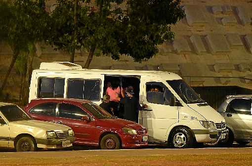 Condutores de vans estacionam nos arredores da Rodoviária do Plano Piloto e buscam passageiros no terminal: tarifas mais caras e falta de segurança não inibem os usuários