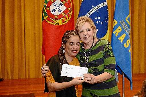 A ganhadora do prêmio, Paula Regina Barbosa, e Sonia Loyola