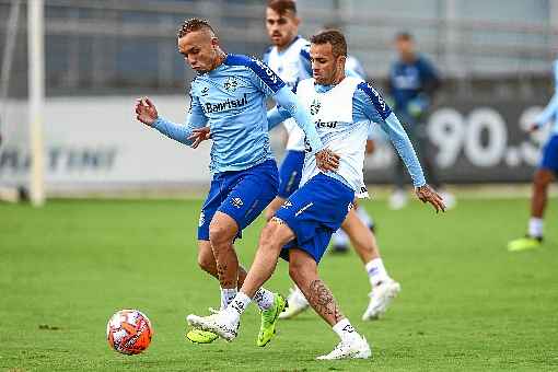 Everton (E), na mira dos chineses, é uma das armas do Grêmio para que os gols saiam