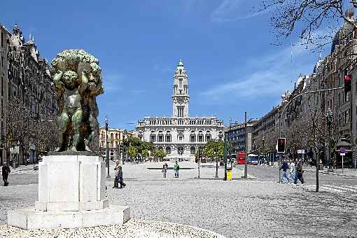 Descobrir os encantos da cidade é uma aventura gratificante. Há opções para turistas interessados em temas diversificados, desde os cenários naturais exuberantes à história, literatura e, claro, aos prazeres do vinho