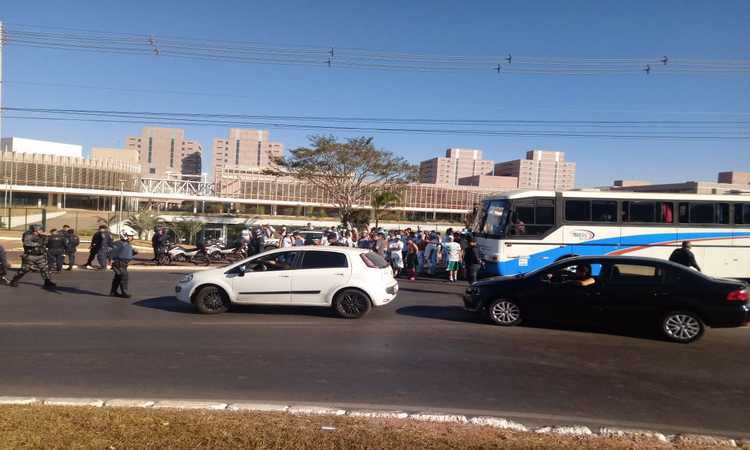 Equipes da Patrulha Tático Móvel (Patamo) e do Grupo Tático Operacional (Gtop) estão no local para controlar o tráfego na região