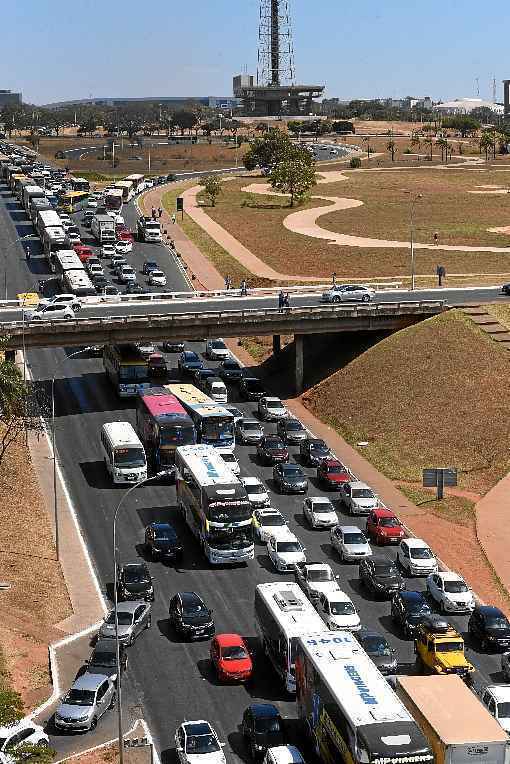 Fila de veículos parados na via S1, em direção ao Congresso Nacional: transtorno durante toda a manhã