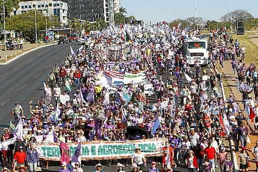 Agricultoras, quilombolas, indígenas, pescadoras, extrativistas e outras trabalhadoras caminharam do Parque da Cidade até o Congresso