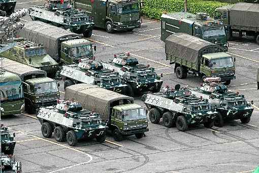 Tanques e caminhões militares da China estacionados a 27km da fronteira