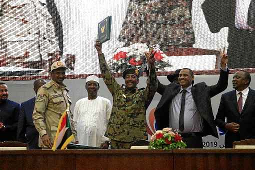 O líder dos protestos, Ahmed Al Rabie (D), celebra pacto com chefe militar