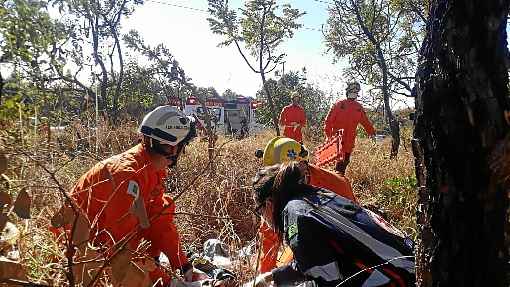 Bombeiros socorreram a vítima, que está sedada no Hospital de Base