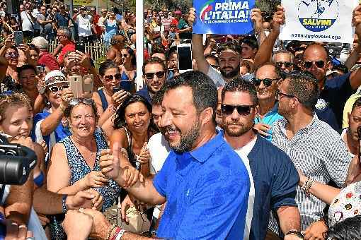 Matteo Salvini tira selfie com eleitores na Sicília, onde a política de portos fechados aos estrangeiros deu vitória estrondosa ao seu partido