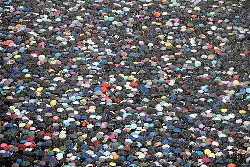 Um mar de guarda-chuvas no Victoria Park, no coração da ex-colônia britânica (E); ativista homenageia colega que perdeu a visão durante marcha (D)