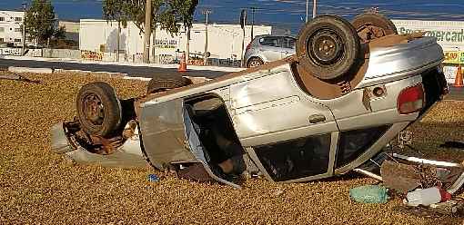 O VW Pointer ficou destruído após a capotagem: pneus estavam carecas