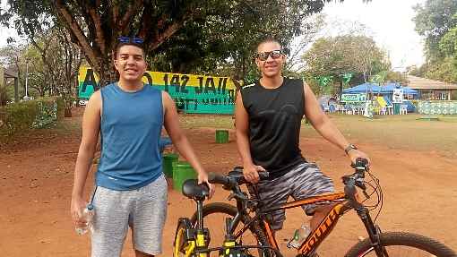 Turistas sentem a baixa umidade: os paraibanos Erick e Adriel estranharam o clima da capital