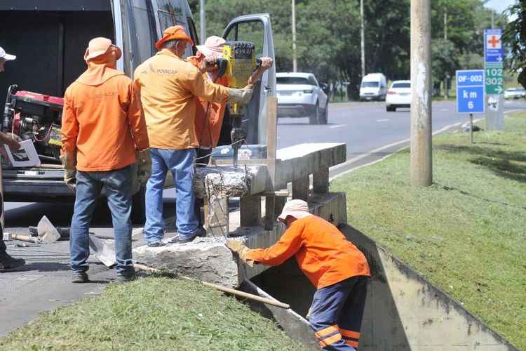 Operários da Novacap fazem manutenção de viaduto: servidores de empresas públicas serão os primeiros a atualizar dados