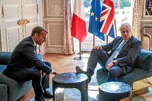 O presidente Emmanuel Macron (E) reunido com Johnson no Palácio do Eliseu: dois meses para a data fatal do