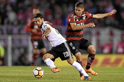 O colombiano Cuéllar (D) seria disputado por clubes árabe e italiano