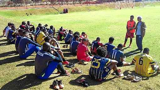 Jogadores do Planaltina recebem as últimas instruções antes do jogo contra o Brasília no Mané Garrincha