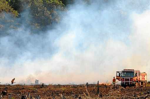 Militares  do Corpo de Bombeiros combatem incêndio em reserva ambiental do Paranoá: o fogo atingiu 5.408 hectares de matas no Distrito Federal neste ano