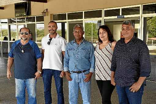 Jurandir Rosa (E), Reynaldo Martins, Hugo de Souza, Júlio da Silva Carvalho e Cláudia da Franca: lazer para aliviar o estresse na Agepol