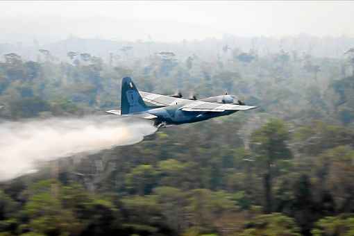 Dois aviões C-130 Hércules estão sendo usados para conter as queimadas na Amazônia