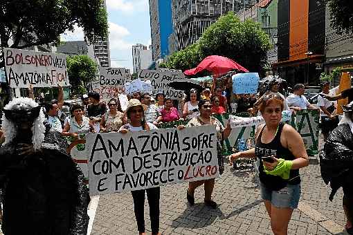 Manifestantes reunidos em Manaus pedem a saída do presidente Jair Bolsonaro:  movimentos se preparam para novas demonstrações, já  que risco de fogo continua até o fim do período seco em novembro