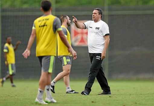 O técnico Vanderlei Luxemburgo pediu o apoio dos torcedores e disse que os jogadores estão empenhados na recuperação, mesmo com salários atrasados