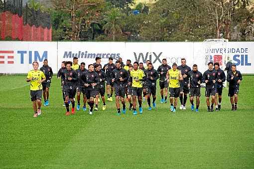 O rubro-negro enfrenta o Ceará, mas com a cabeça no duelo com o Inter