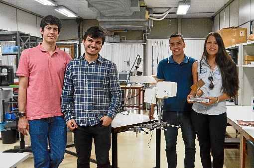 Integrantes do BeepSolution apresentam o robô: João, Caio, Pedro Henrique e Fernanda