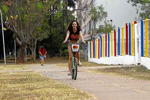 Jade Araujo usa uma bicicleta compartilhada diariamente para se deslocar pela cidade.