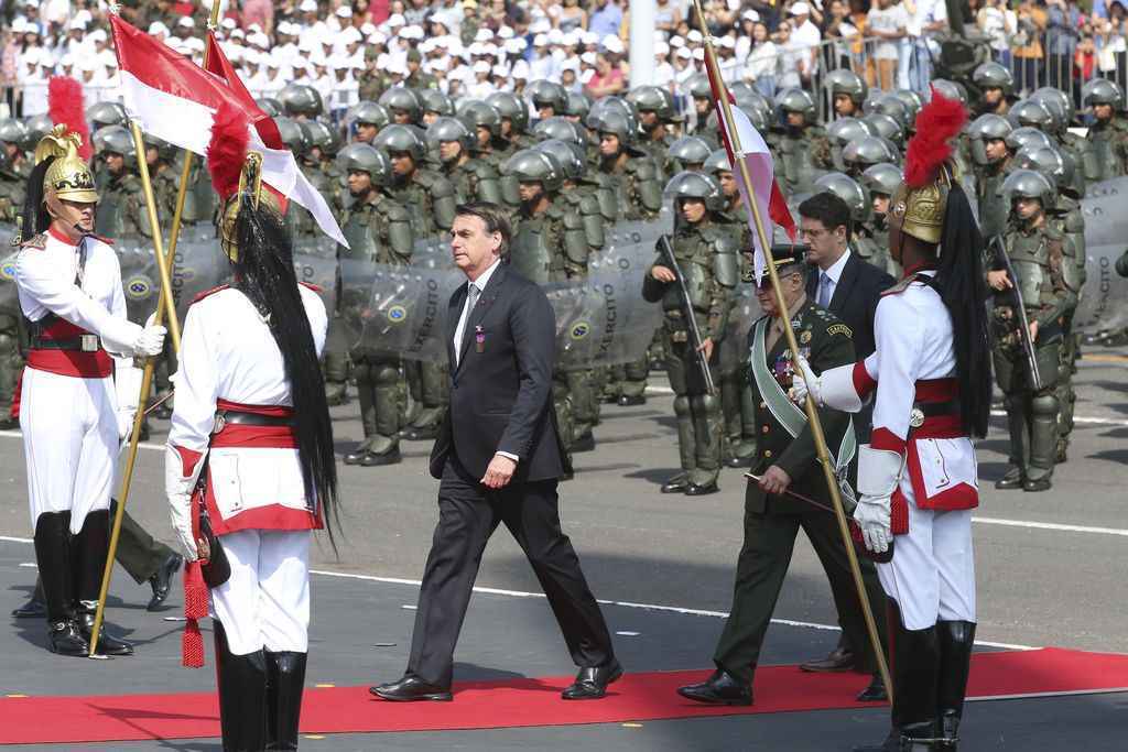 Jair Bolsonaro participa de cerimônia no Dia do Soldado