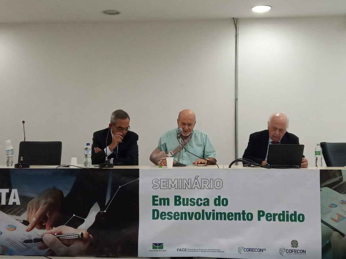 Bresser-Pereira e Holanda participaram da abertura do seminário Em busca do desenvolvimento perdido