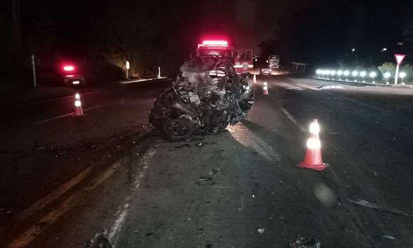 Caminhonete ficou completamente destruída após atingir o ônibus