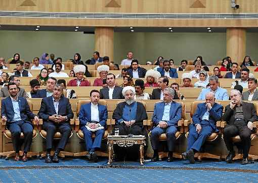 Hassan Rohani (C) participa de evento sobre façanhas do governo na área rural: líder iraniano se dispõe ao engajamento diplomático com Washington