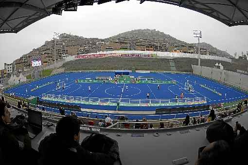 Partida de futebol de 5 entre Brasil e Argentina: ao fundo, a favela da Villa María del Triunfo