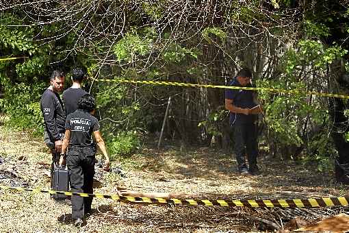 Policiais encontraram roupas e objetos no local do crime: ajuda na identificação da vítima e do suspeito