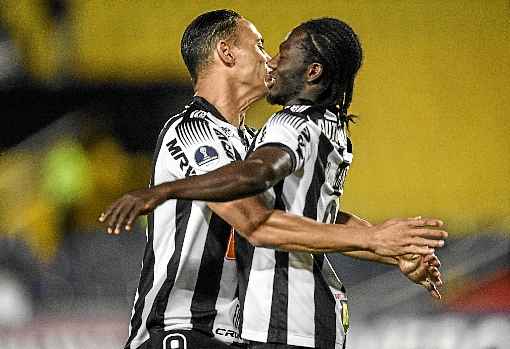 Ricardo Oliveira e Chará celebraram a vitória do Galo