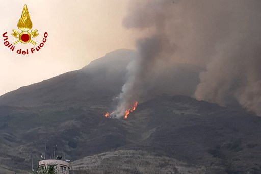 Vulcão Stromboli, localizado na ilha de mesmo nome no litoral da Sicília, sul da Itália.