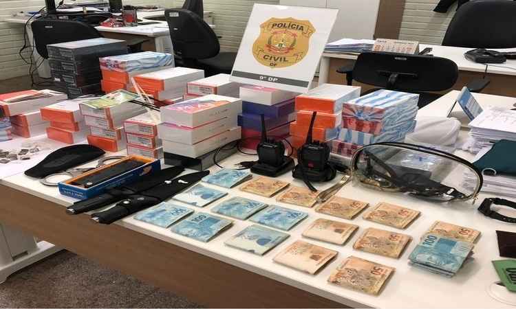 Na casa do suspeito, em Taguatinga, os policiais encontraram R$ 16 mil em dinheiro, 58 celulares e porções de cocaína e maconha