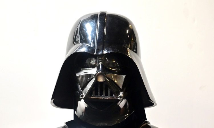 Capacete de Darth Vader é leiloado entre tesouros de Hollywood 