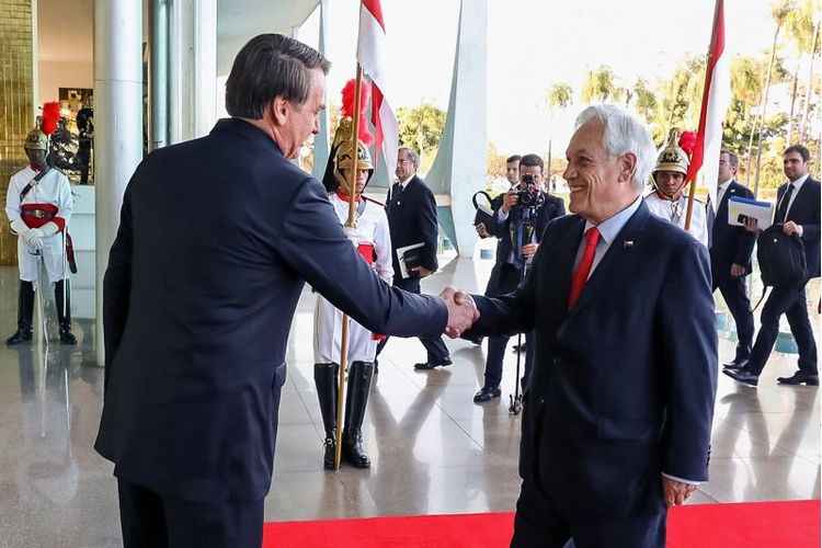 Bolsonaro com Sebastián Piñera: o presidente chileno disse que a oferta do G7 é bem-vinda, desde que respeitada a soberania do Brasil