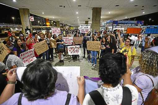 Dezenas de mulheres se reuniram no fim da tarde de ontem na Rodoviária do Plano Piloto para pedir mais segurança: %u201CNenhuma a menos%u201D