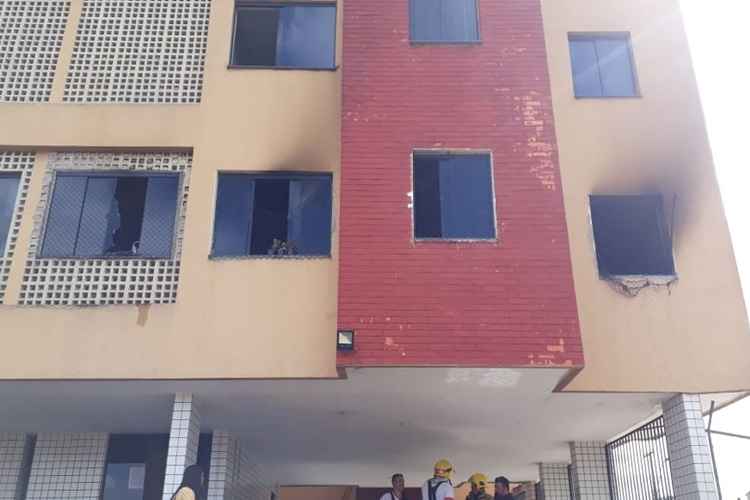 O fogo partiu de um dos apartamentos do prédio de três andares, na QNL 1 de Taguatinga Norte