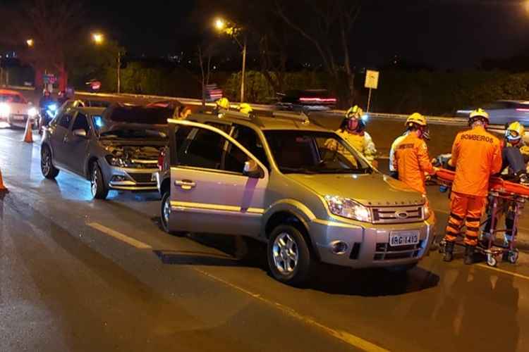 O trânsito ficou lento devido à batida entre dois carros