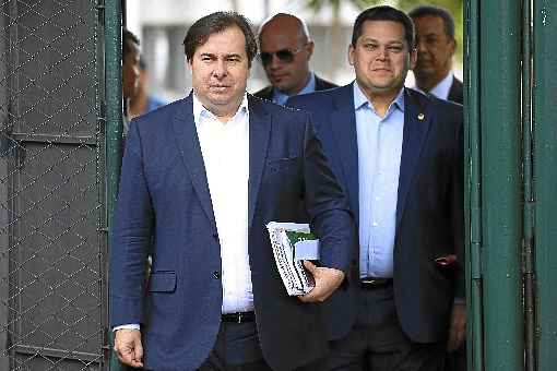 Rodrigo Maia com Davi Alcolumbre: %u201CAcredito que a forma como o Senado colocou a questão dos estados e municípios facilita a nossa vida%u201D