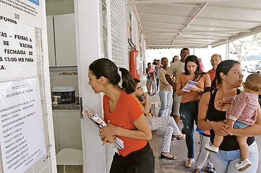 Pessoas fazem fila em posto de saúde na capital mineira para se imunizar contra a doença