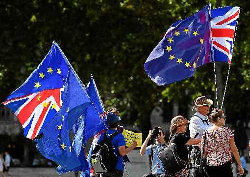 Opositores do rompimento desfilam em Londres com bandeiras britânicas e do bloco continental: os dois lados se mobilizam para semana decisiva