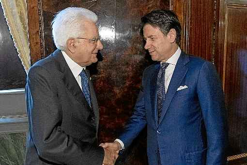 O presidente Sergio Mattarella cumprimenta o premiê Conte: novo governo com guinada pró-europeia