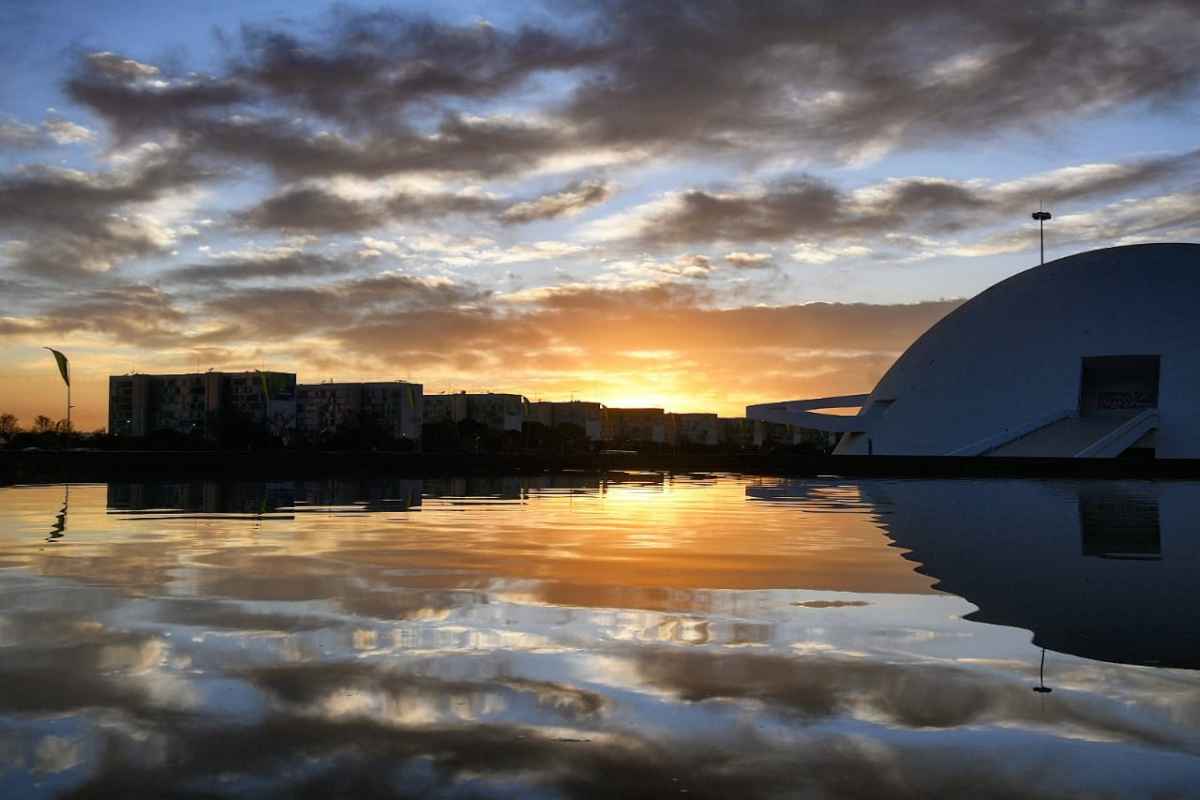 O céu fica parcialmente nublado, com períodos nublados