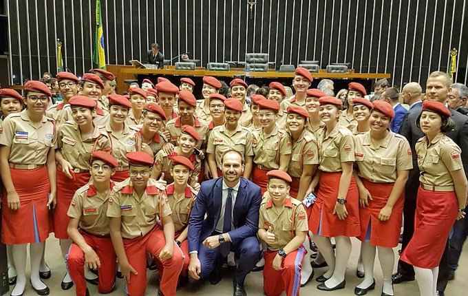 Eduardo Bolsonaro com alunos do colégio militar