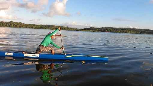 Valdenice Conceição treina para a conquista da vaga olímpica na Lagoa de Maraú, na Bahia