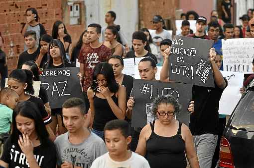 À tarde, alunos e educadores saíram pelas ruas da cidade pedindo o um basta na violência