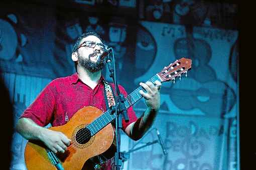 O brasiliense apresenta o show  ao lado das cantoras Cissa Paz e Maíra Freitas