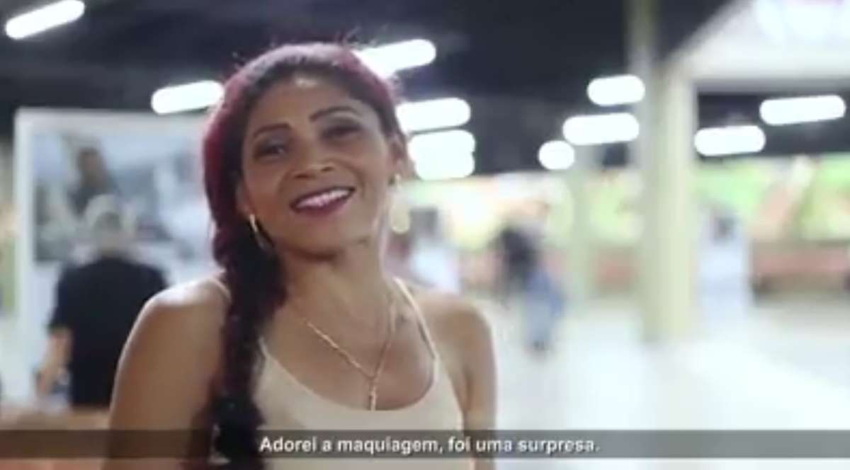 Com olhar baixo no primeiro momento, ela aparece no vídeo sorridente após a ação